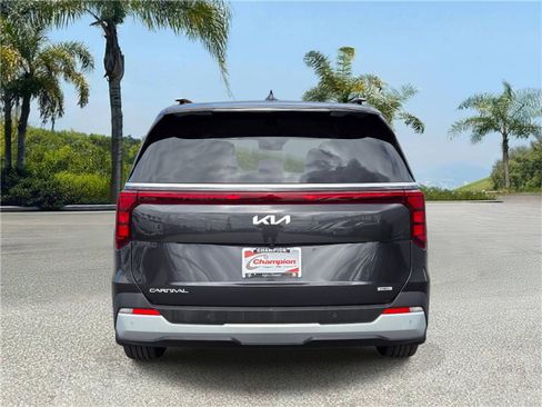 Used 2026 Kia Carnival EX FWD image 5
