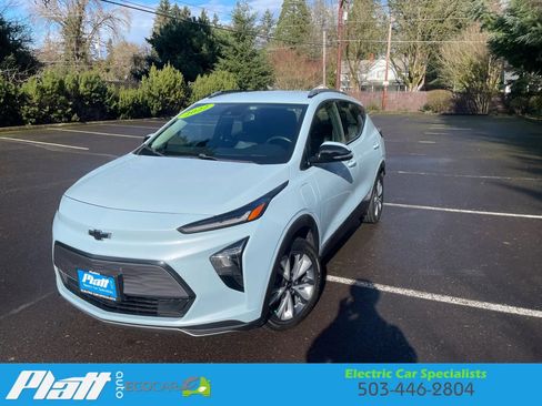 Used 2022 Chevrolet Bolt EUV LT w/ Convenience Package image 2