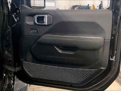 Used 2025 Jeep Wrangler Sahara image 24