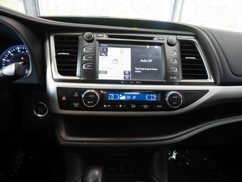 Used 2019 Toyota Highlander XLE AWD/4WD image 17