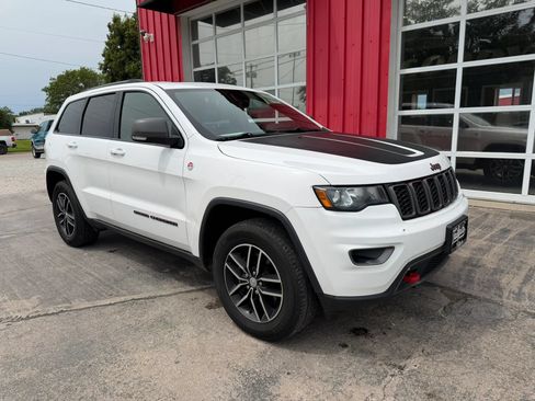 Used 2017 Jeep Grand Cherokee Trailhawk AWD/4WD image 2