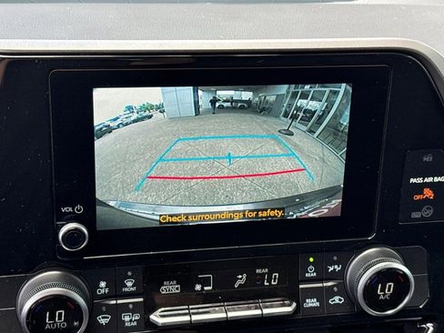 Used 2025 Toyota Highlander LE FWD image 24