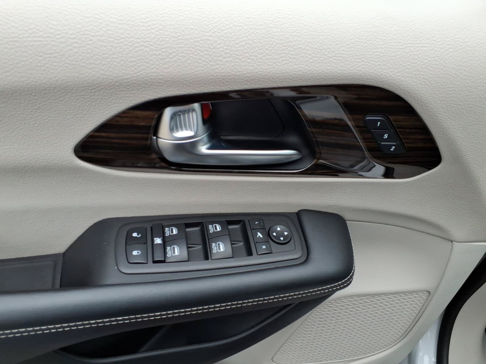 Used 2023 Chrysler Pacifica Limited FWD image 13