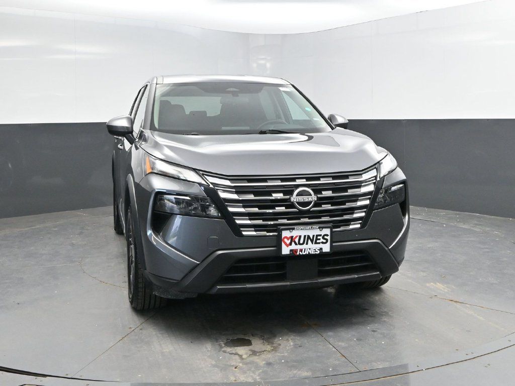 Used 2024 Nissan Rogue SV FWD image 2