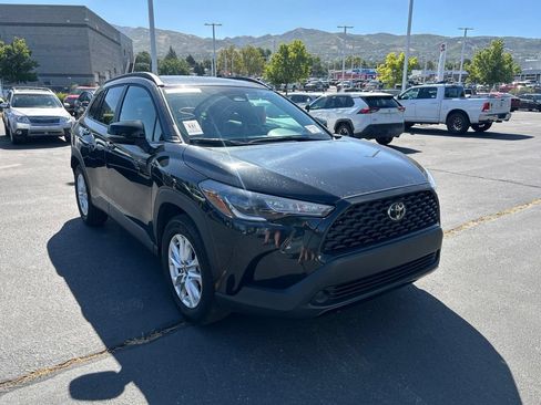Used 2025 Toyota Corolla Cross LE FWD image 2