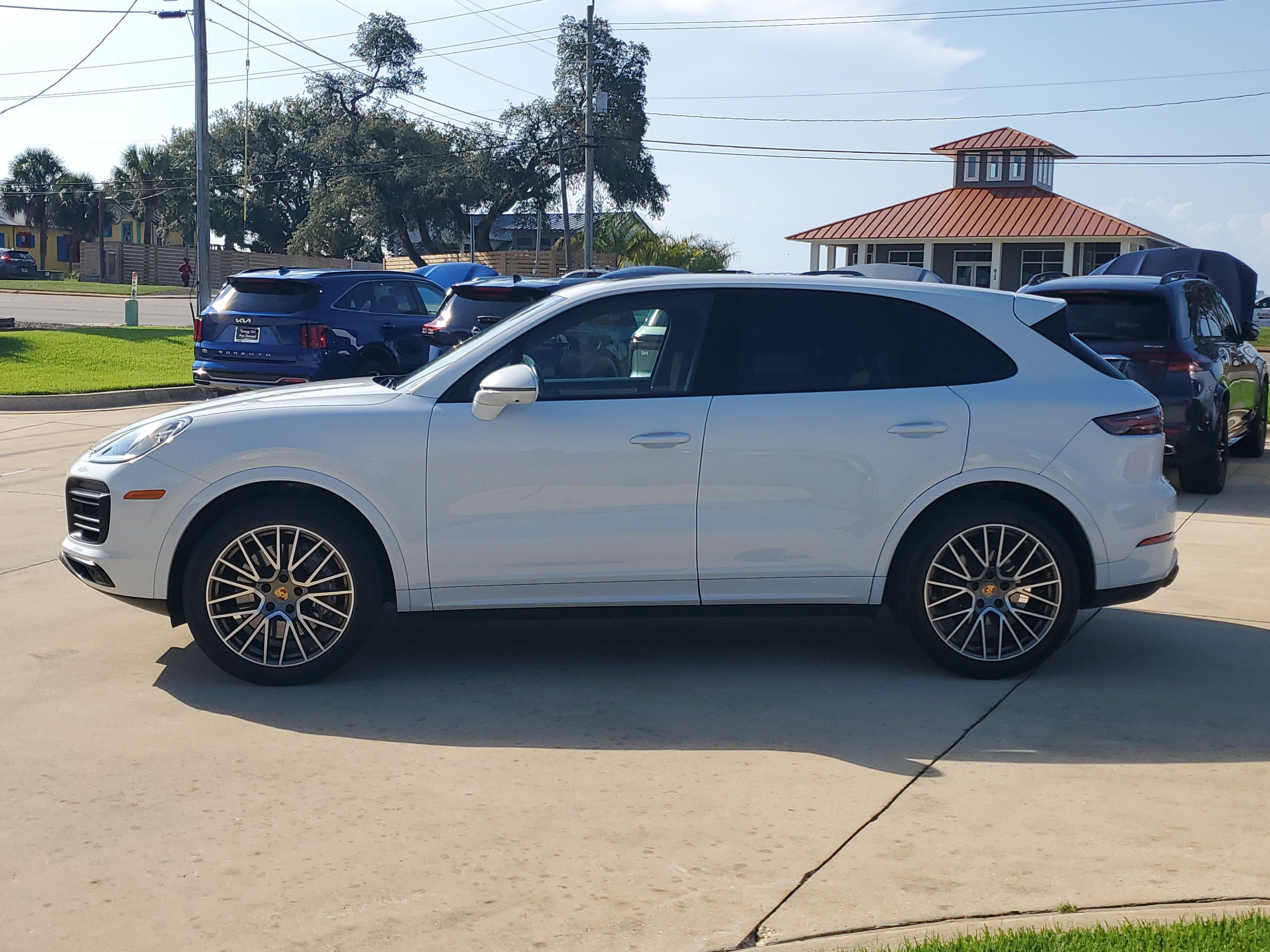 Used 2023 Porsche Cayenne Platinum Edition AWD/4WD image 2