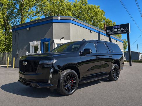 Used 2022 Cadillac Escalade Sport Platinum w/ LPO, ONYX Package AWD/4WD image 3