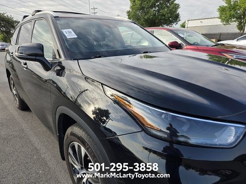 Used 2022 Toyota Highlander XLE AWD/4WD image 4