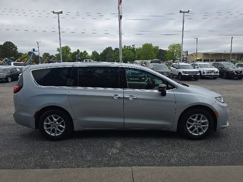 Used 2024 Chrysler Pacifica Touring-L FWD image 6