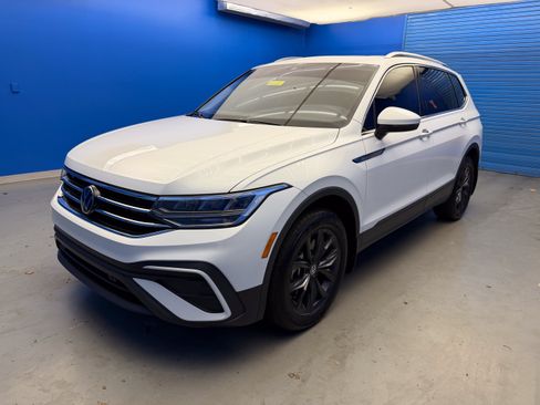 Used 2024 Volkswagen Tiguan SE w/ Panoramic Sunroof Package FWD image 4