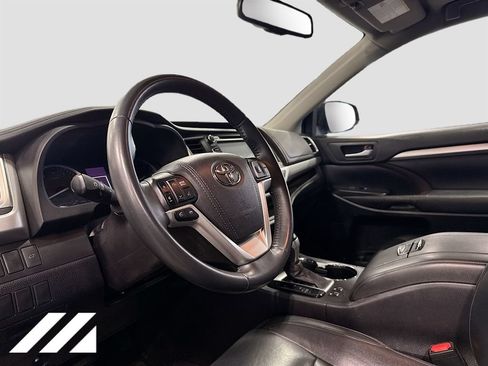 Used 2016 Toyota Highlander XLE w/ Four Season Floor Mat Package AWD/4WD image 9