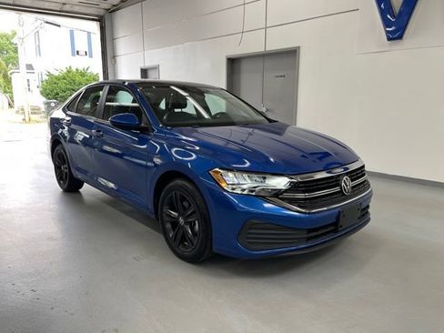 Used 2023 Volkswagen Jetta SE w/ Panoramic Sunroof Package FWD image 5