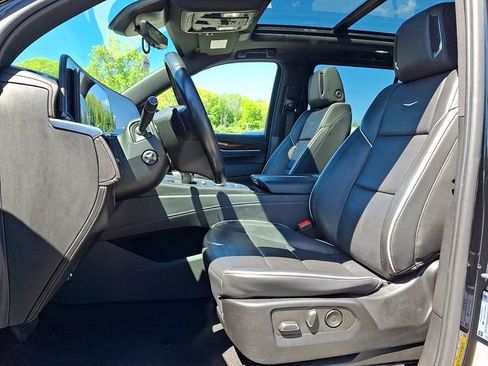 Certified 2022 Cadillac Escalade Premium Luxury AWD/4WD image 13