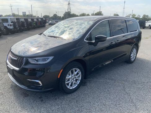 Used 2023 Chrysler Pacifica Touring-L FWD image 4