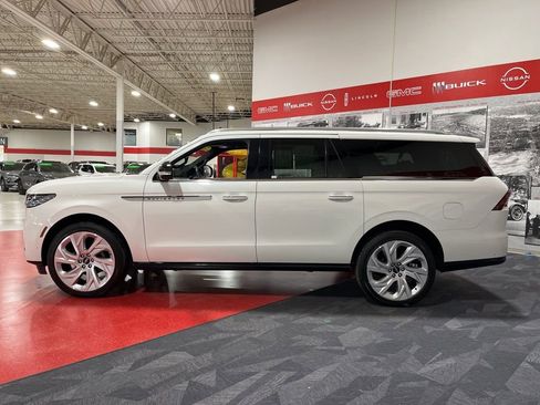 Used 2025 Lincoln Navigator L Reserve image 6