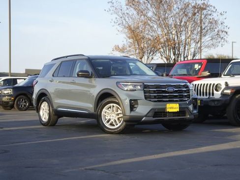 Used 2025 Ford Explorer Active w/ Active Comfort Package image 2