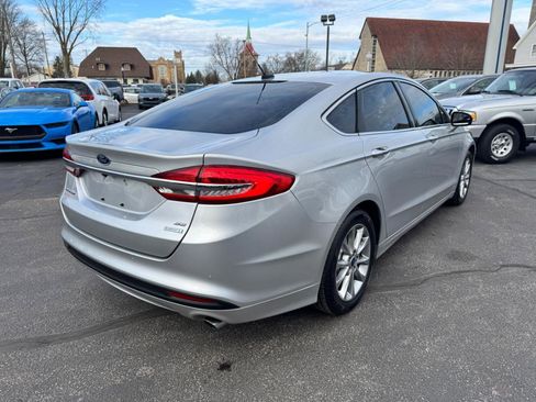 Used 2017 Ford Fusion SE w/ Fusion SE Technology Package image 5
