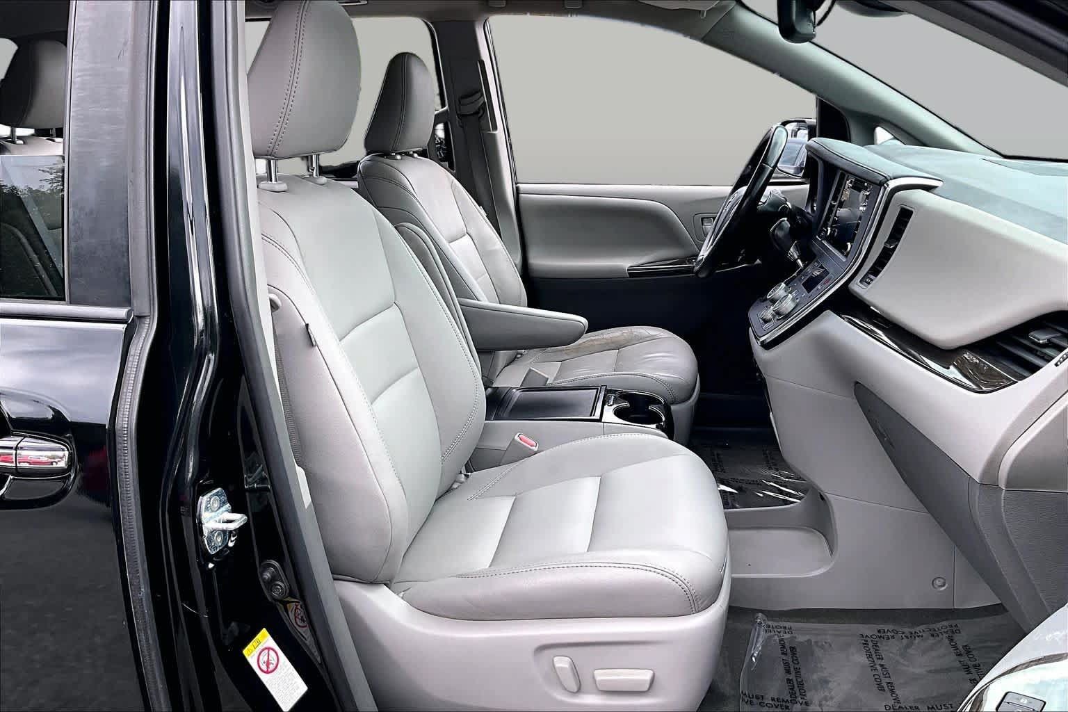 Used 2018 Toyota Sienna XLE w/ XLE Navigation Package FWD image 8