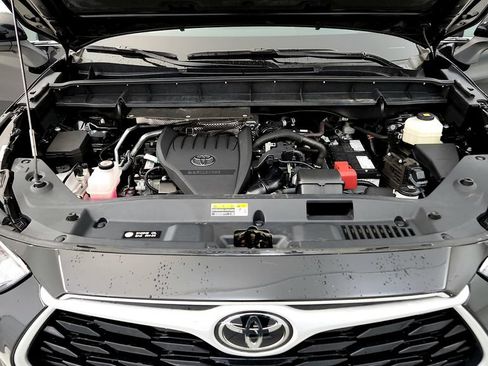 Certified 2024 Toyota Highlander XLE AWD/4WD image 15