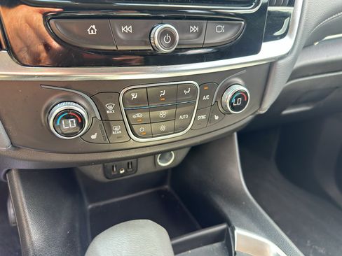 Used 2021 Chevrolet Traverse LT FWD image 30