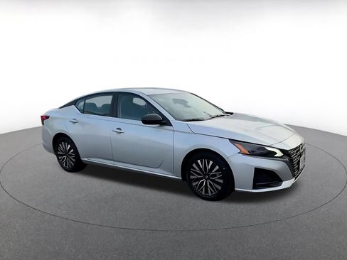 Used 2026 Nissan Altima 2.5 SV FWD image 2