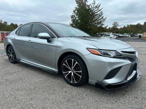 Used 2018 Toyota Camry SE FWD image 2
