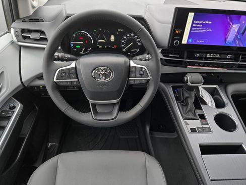 Certified 2026 Toyota Sienna XLE FWD image 14