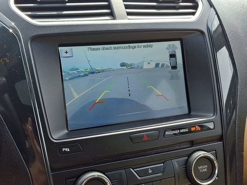 Used 2017 Ford Explorer XLT w/ Equipment Group 202A AWD/4WD image 18