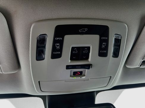 Used 2024 Toyota Sienna XLE FWD image 21
