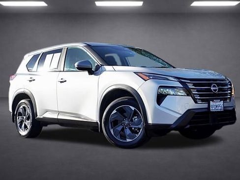 Used 2024 Nissan Rogue SV FWD image 2