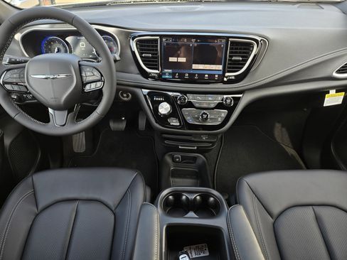 New 2026 Chrysler Pacifica Select image 17
