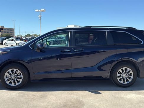 Used 2023 Toyota Sienna XLE image 4