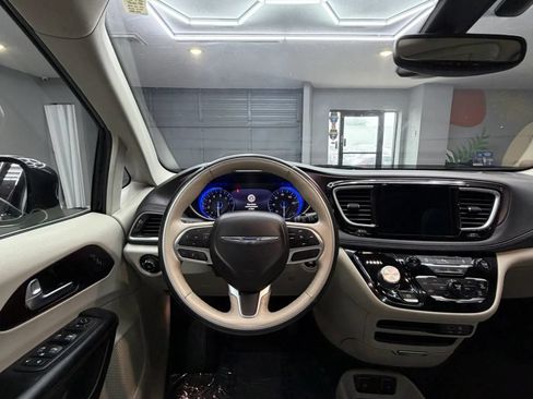 Used 2020 Chrysler Pacifica Limited FWD image 34