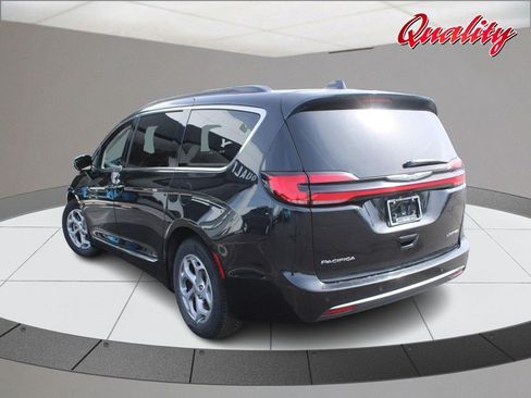 Used 2023 Chrysler Pacifica Limited FWD image 5