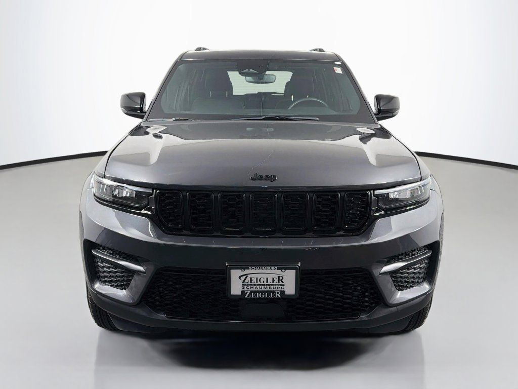 Used 2024 Jeep Grand Cherokee Altitude AWD/4WD image 2