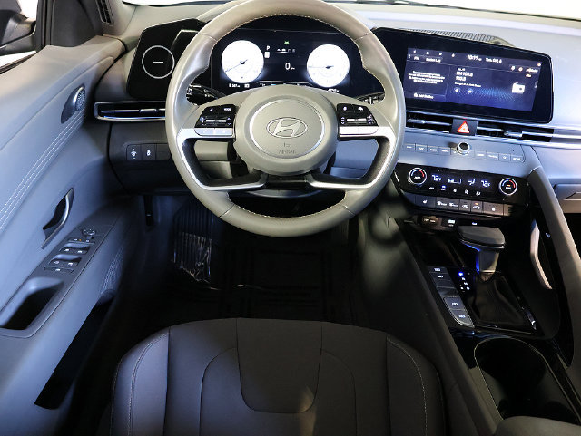 Used 2025 Hyundai Elantra SEL FWD image 3