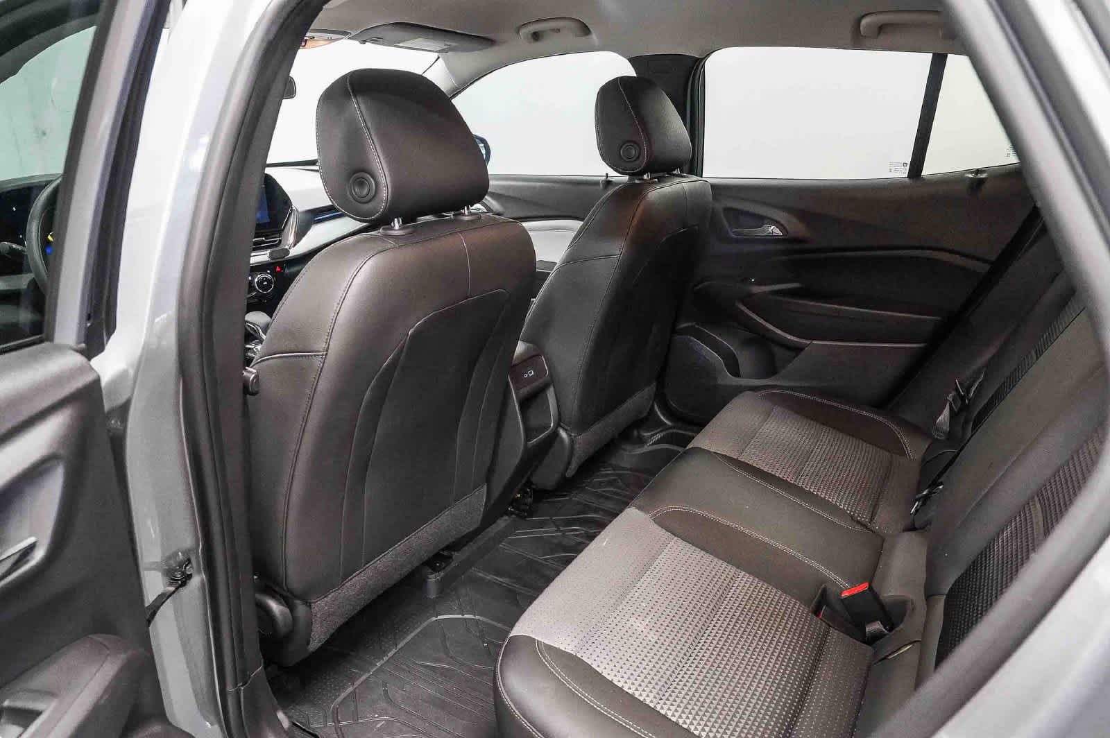 Used 2025 Chevrolet Trax LT FWD image 18