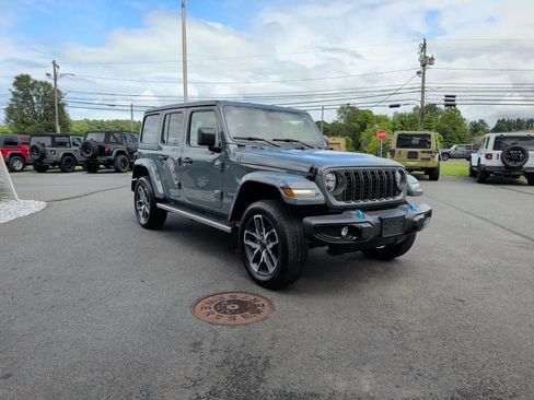 Used 2024 Jeep Wrangler Unlimited AWD/4WD image 11