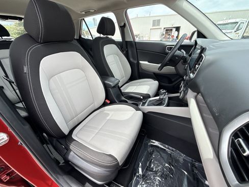 Used 2024 Hyundai Venue SEL FWD image 26