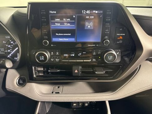 Used 2020 Toyota Highlander XLE AWD/4WD image 29