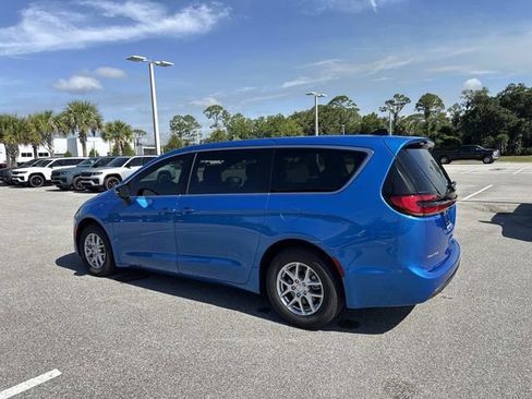 New 2027 Chrysler Pacifica Select FWD image 5