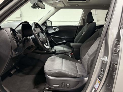 Used 2023 Kia Soul EX image 9