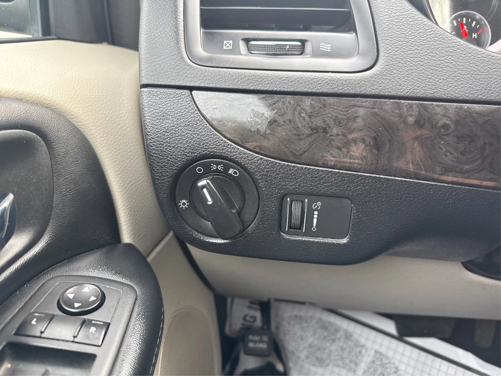 Used 2019 Dodge Grand Caravan SE FWD image 18