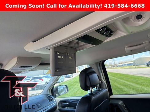 Used 2015 Chrysler Town & Country Touring image 9