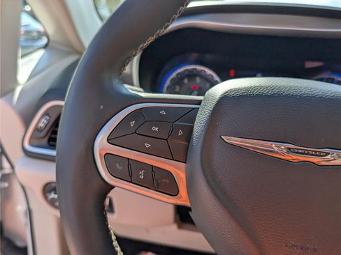 Used 2022 Chrysler Pacifica Touring-L FWD image 24