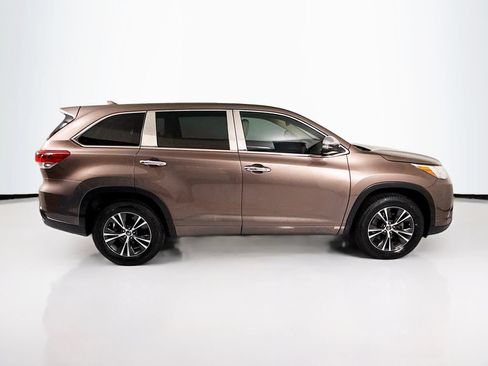 Used 2018 Toyota Highlander Plus FWD image 4
