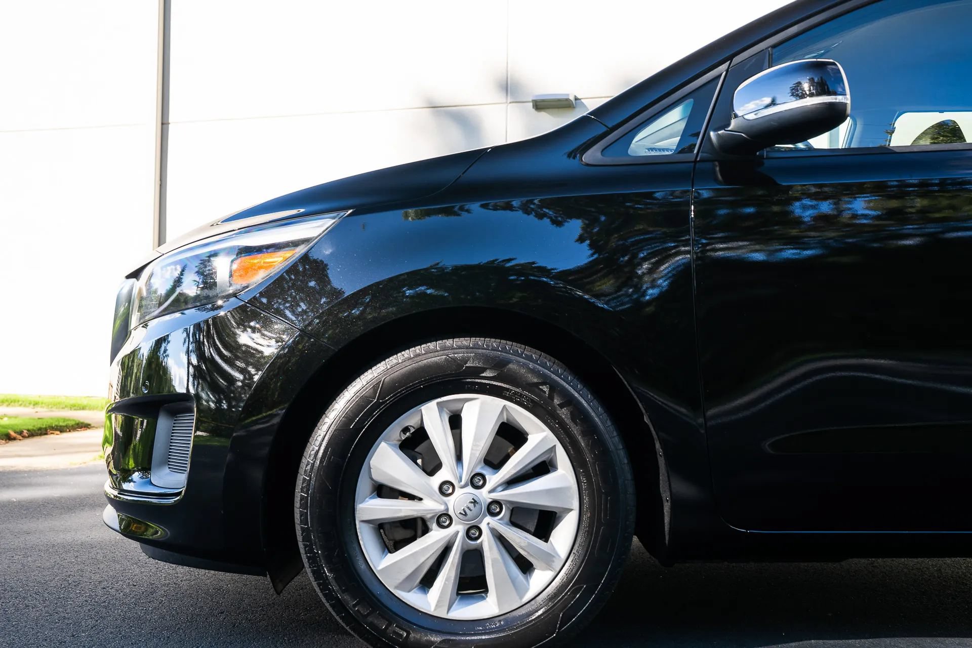 Used 2017 Kia Sedona LX w/ LX Essentials Premium Package FWD image 3