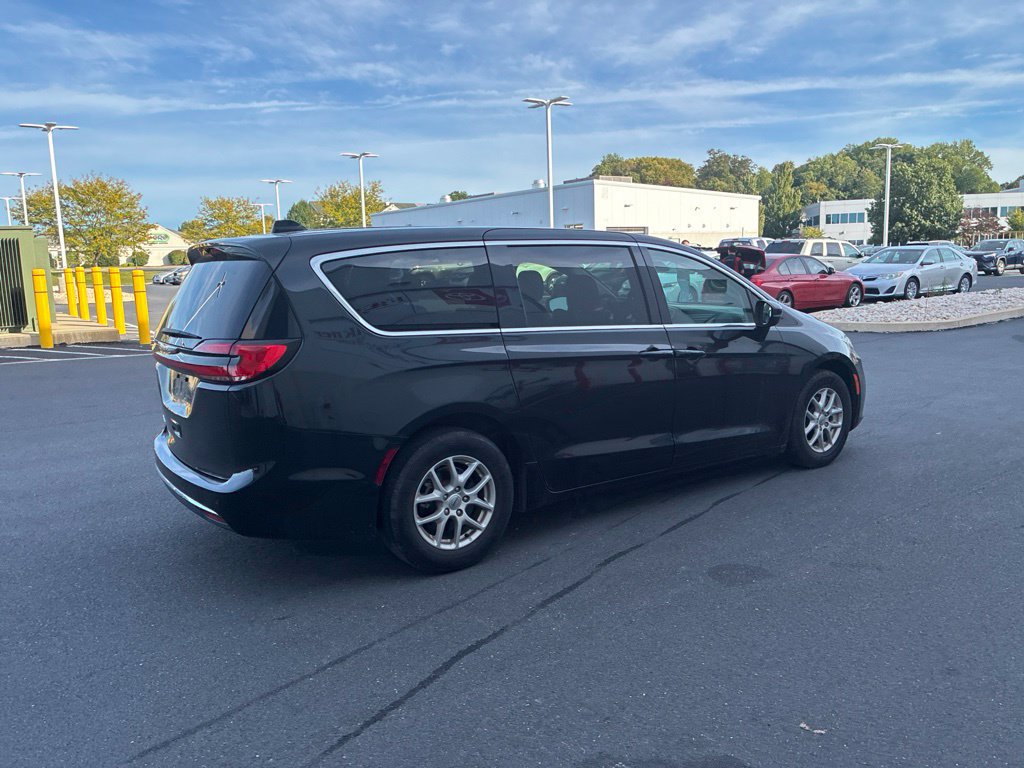 Used 2023 Chrysler Pacifica Touring-L FWD image 7