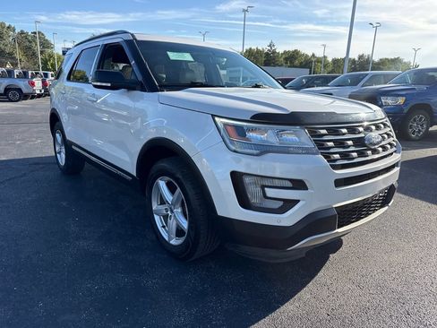 Used 2017 Ford Explorer XLT w/ Equipment Group 202A AWD/4WD image 4