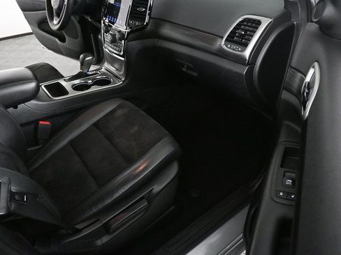Used 2019 Jeep Grand Cherokee Altitude image 23